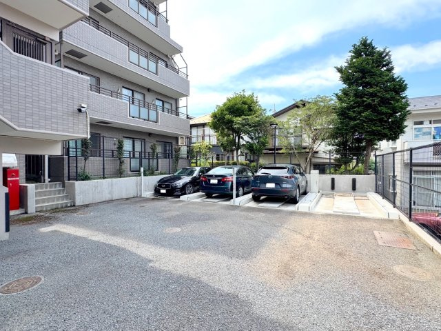 藤和シティコープ東浦和の駐車場|駐車場
敷地内駐車場（空き状況は要確認）。大切なお車を身近に駐車でき、お出かけや買い物帰りの荷物の積み下ろしもスムーズです。
