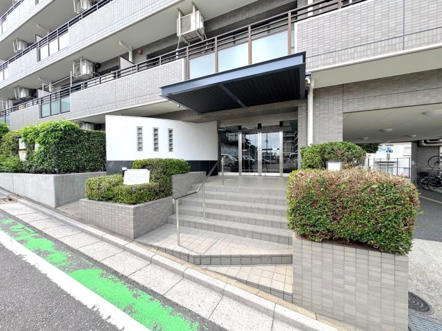 藤和シティコープ東浦和のエントランス|エントランスの入り口
綺麗に管理されたエントランスアプローチ。手入れの行き届いた共有部が住まいの質の高さを感じさせます。