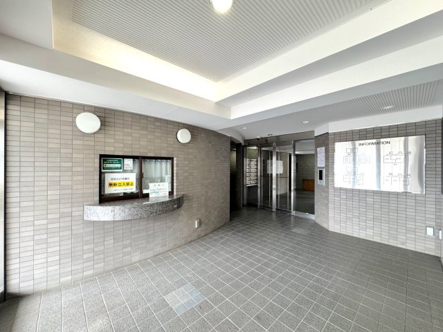 藤和シティコープ東浦和のエントランス|エントランスホール
清潔感にあふれるエントランスホール。防犯配慮がなされており、居住者の皆様の安全で快適な暮らしを守ります。