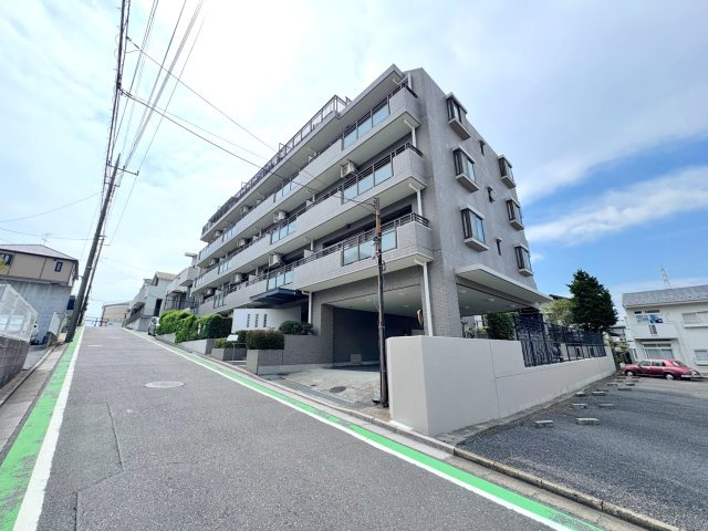 藤和シティコープ東浦和の外観|落ち着いた住環境に馴染むスタイリッシュな外観。管理体制も良好で、安心・快適にお過ごしいただけます。周辺環境も充実したロケーションです。