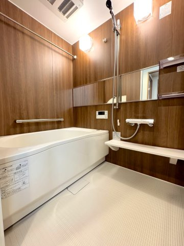 藤和シティコープ東浦和の浴室|ユニットバス新規交換
浴室乾燥機を新設！快適なリフレッシュ空間
新規交換された綺麗な浴室で1日の疲れを癒せます。雨の日のお洗濯や冬場のヒートショック対策にも役立つ浴室乾燥機付きで安心です。