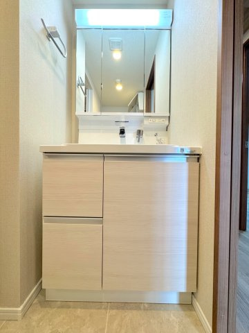 藤和シティコープ東浦和の独立洗面台|洗面台新規交換
清潔感あふれる洗面化粧台＆防水パンを新規交換！
クッションフロア張替で足元までピカピカ。リネン類や洗剤の収納にも配慮された、毎朝気持ちよく使える清潔なサニタリー空間です。