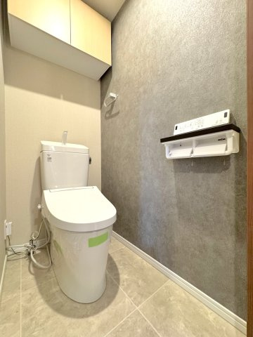 藤和シティコープ東浦和のトイレ|トイレ新規交換
温水洗浄便座付きトイレに新規交換！清潔感のある空間に仕上がっており、日々のお手入れもラクラクです。