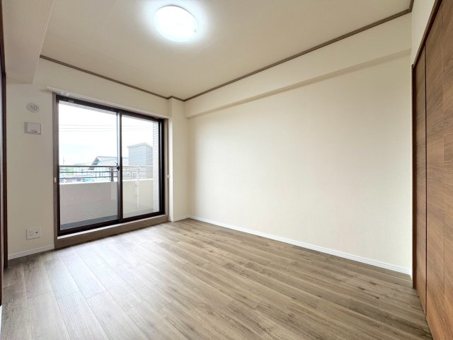 藤和シティコープ東浦和の子供部屋|洋室6帖　南西バルコニー側
南西バルコニーに面した陽当り抜群のお部屋！
明るい日差しが差し込み、開放感たっぷり。クローゼット完備で収納力も高く、主寝室としても快適にお使いいただけます。