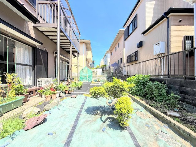 大矢部3丁目　中古戸建ての庭|◆陽あたりの取れた大きなお庭が本物件の特徴です。ウッドデッキやタイルテラス等、ライフスタイルに合わせて可変可能なため、夢が膨らみますね。