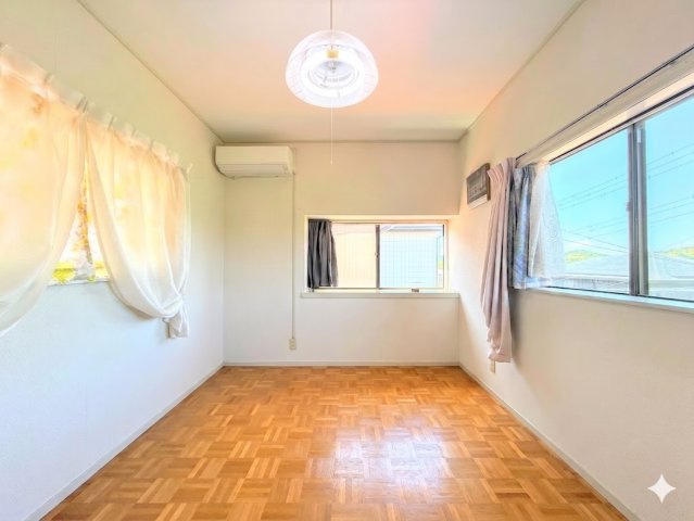 大矢部3丁目　中古戸建ての洋室|◆室内はいつも明るい印象なので気持ちの良い朝を迎えられます。各部屋にはクローゼットを完備しており、収納が多いお家はすっきりして快適空間です。