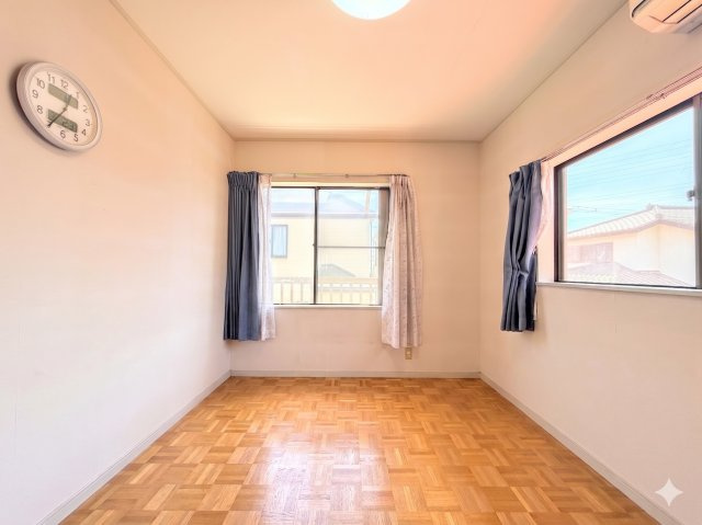 大矢部3丁目　中古戸建ての洋室|◆気持ちの良い風が室内へ入り込む居室。家具を配置しても広々ご利用いただけます！！