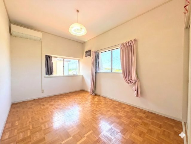 大矢部3丁目　中古戸建ての洋室|◆感性を育むプライベートルームはシンプルでスマートな空間。好みの空間で読書をしたり、音楽を聞いたりと一人の時間も充実したものにできます。