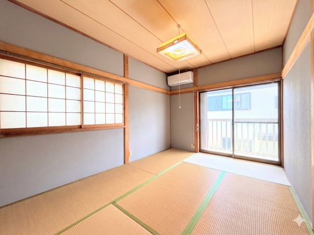 大矢部3丁目　中古戸建ての和室|◆子どものスタディ空間として、あるいは書斎やホビールームとして生活スタイルに合わせて使えるプライベートルーム。居心地のいい落ち着いたインテリアが似合います。