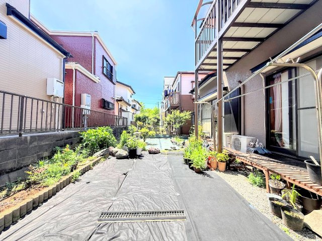 大矢部3丁目　中古戸建ての庭|◆お手入れのしやすいちょうどよいサイズ感のお庭付き。植栽や家庭菜園等多目的にご利用いただけるプライベート空間。