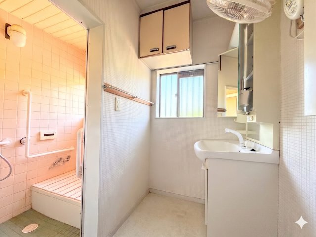 大矢部3丁目　中古戸建ての独立洗面台|◆毎日使う場所だから、機能的で使いやすさに配慮したパウダールーム。すっきりと使えるように収納も豊富にご用意しています。