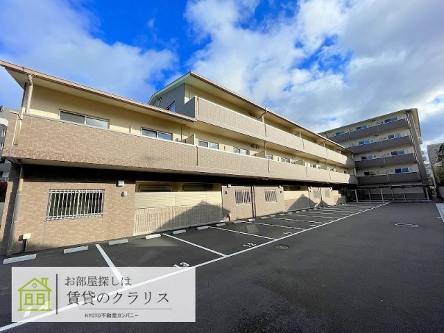 シャルレ7番館の駐車場