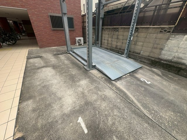 ラ・ヴィ江坂イーストの駐車場