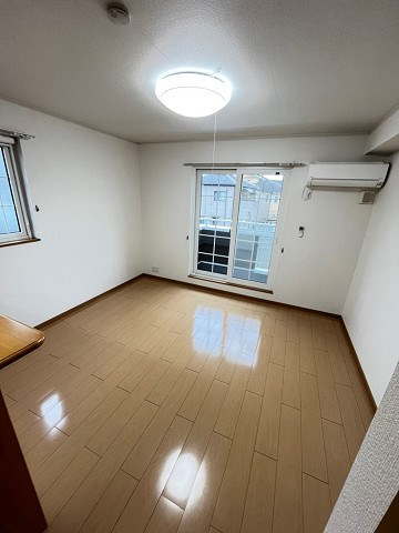 西宮市樋ノ口町２丁目のアパートの居間・リビング