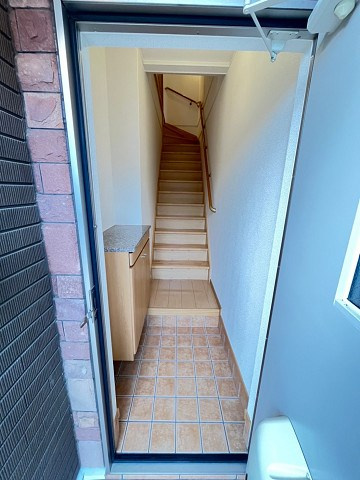 西宮市樋ノ口町２丁目のアパートの玄関