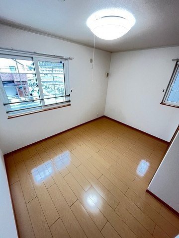 西宮市樋ノ口町２丁目のアパートの寝室
