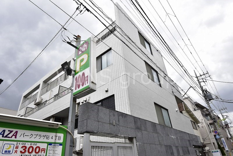 世田谷区砧４丁目の賃貸マンションの外観|閑静な住宅街の低層マンション