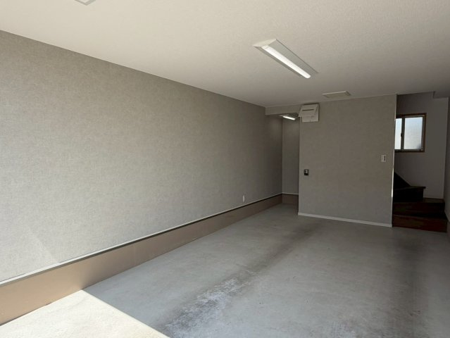メルディアキューブ箕面牧落 Office & Garageの駐車場|１階ガレージ