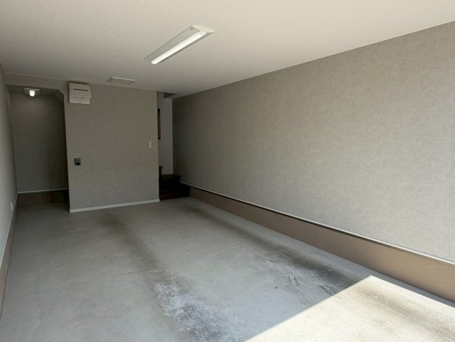 メルディアキューブ箕面牧落 Office & Garageの駐車場|１階ガレージ