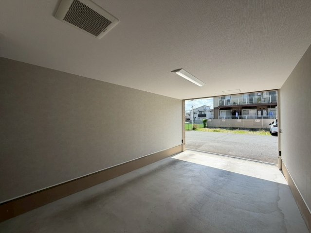 メルディアキューブ箕面牧落 Office & Garageの駐車場|１階ガレージ