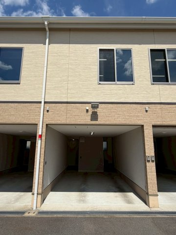 メルディアキューブ箕面牧落 Office & Garageのエントランス|毎日通るエントランスはこのようになっています