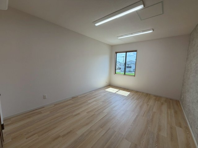 メルディアキューブ箕面牧落 Office & Garageの洋室|おしゃれなフロア