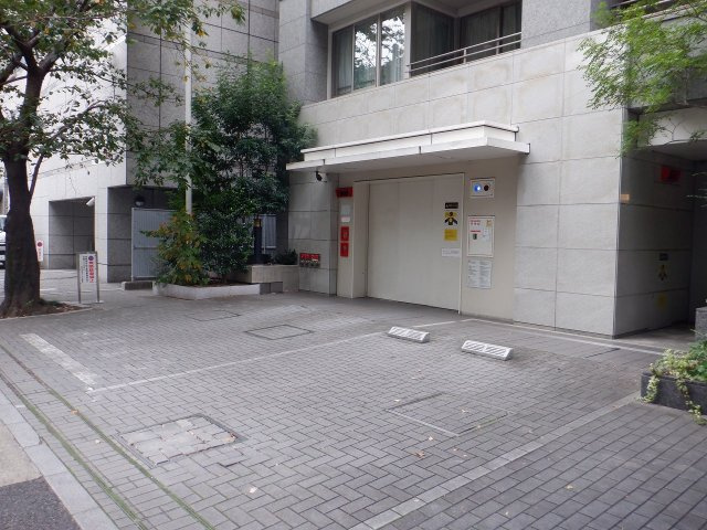 麻布市兵衛町ホームズの駐車場