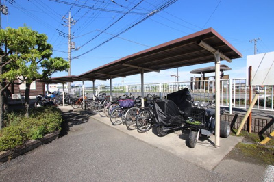 駐輪場は屋根付きです♪