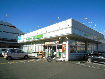 ファミリーマート ドラッグエース鶴ケ岡店まで180m