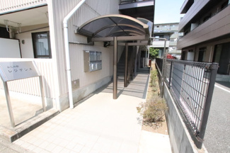 建物への入口