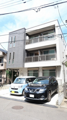 お洒落な3階建て外観です！
