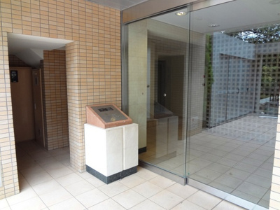 エントランス。オートロックです。