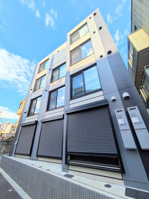 新目白通り沿いに建つマンションです