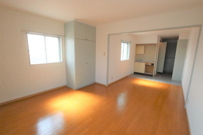 奥行きがあって広いお部屋です〇