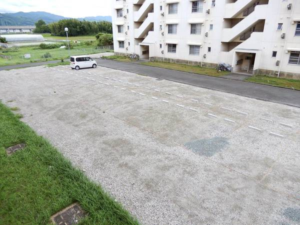 ビレッジハウス瀬高2号棟の駐車場