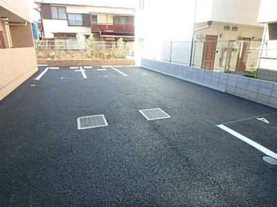 ★敷地内駐車場★（空き状況・使用料等詳細はご確認下さい）