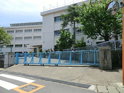 逗子市立沼間小学校まで1500ｍ