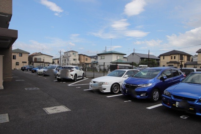敷地内駐車場有　(別途契約・要空き確認)
