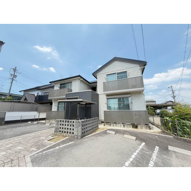 羽島郡笠松町江川のアパートの駐車場