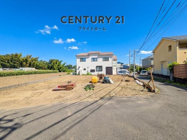 横浜市都筑区折本町の新築一戸建の前面道路含む現地写真|前面道路が広いので、安心して駐車可能です！
是非現地へお越しください。
