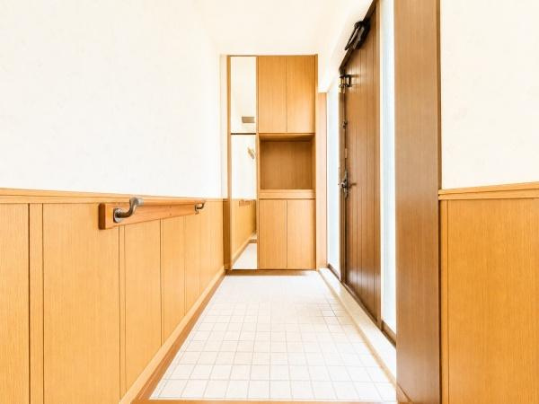 横浜市港北区高田西５丁目の中古一戸建の玄関|収納豊富な玄関です。
この明るい玄関が気持ちよく家族を迎え入れます♪