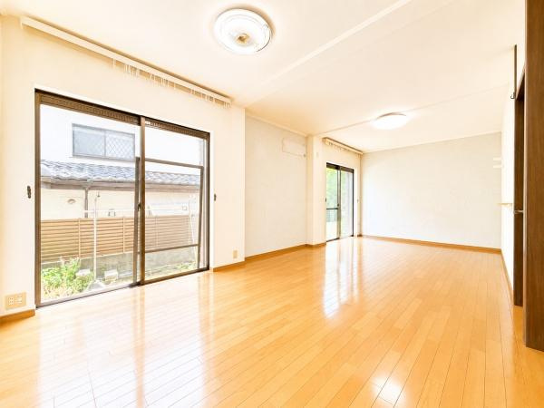 横浜市港北区高田西５丁目の中古一戸建の居間・リビング|家族が自然と集まるリビングは
落ち着きのある空間です♪