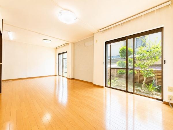 横浜市港北区高田西５丁目の中古一戸建の居間・リビング|窓からは明るい光が差し込みます！
電気をつけなくても明るいです。