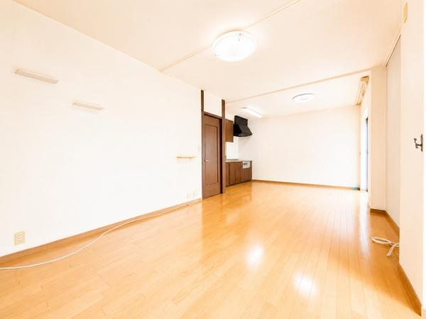 横浜市港北区高田西５丁目の中古一戸建の居間・リビング|自慢したくなるリビング！
形も良く家具の配置にも困りません。