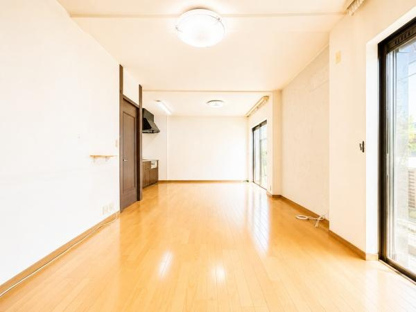 横浜市港北区高田西５丁目の中古一戸建の居間・リビング|LDKは窓が多く、陽当たり通風良好です。