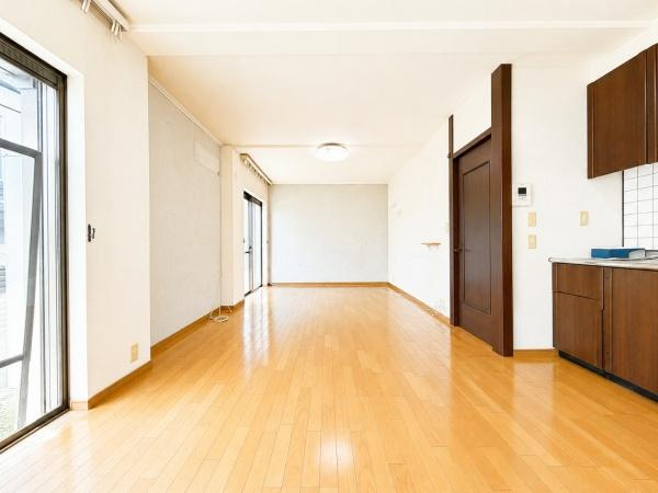 横浜市港北区高田西５丁目の中古一戸建の居間・リビング|明るいLDK！！
陽当たり良好です。
