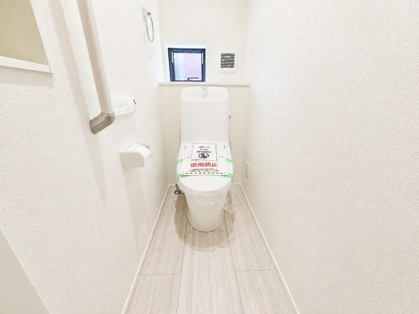 横浜市戸塚区汲沢町の新築一戸建のトイレ|清潔感のある内装のすっきりとしたデザインのトイレです。
水周りが綺麗だと安心ですね。
