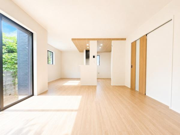 横浜市戸塚区汲沢町の新築一戸建の居間・リビング|自慢したくなるリビング！
形も良く家具の配置にも困りません。