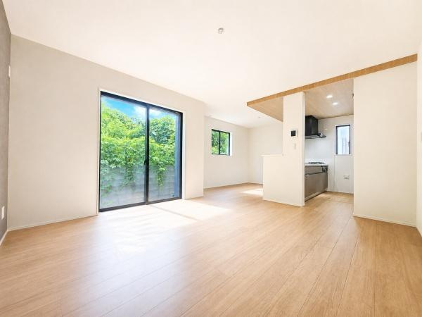 横浜市戸塚区汲沢町の新築一戸建の居間・リビング|窓からは明るい光が差し込みます！
電気をつけなくても明るいです。