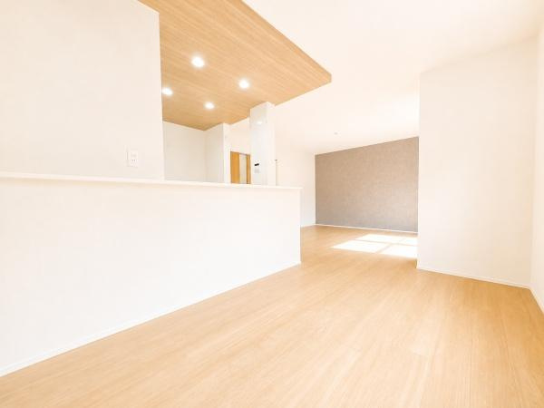 横浜市戸塚区汲沢町の新築一戸建の居間・リビング|家族が自然と集まるリビングは
落ち着きのある空間です♪